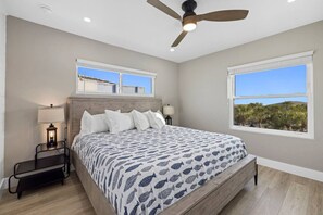 Room - Waterfront Condo Walkable to Everything with Beach Access (Englewood)