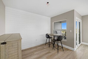 Dining - Waterfront Condo Walkable to Everything with Beach Access (Englewood)