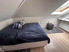 WiFi, bed sheets - Serene and bright penthouse studio in downtown Reykjavik (Reykjavík)