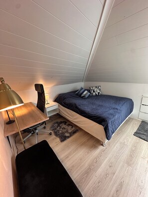 WiFi, bed sheets - Serene and bright penthouse studio in downtown Reykjavik (Reykjavík)