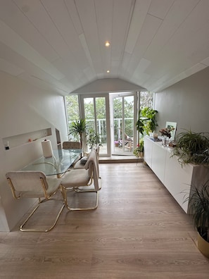 Interior - Serene and bright penthouse studio in downtown Reykjavik (Reykjavík)