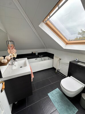 Hair dryer, towels, soap, toilet paper - Serene and bright penthouse studio in downtown Reykjavik (Reykjavík)