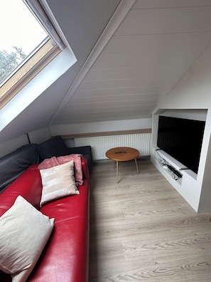 Living area - Serene and bright penthouse studio in downtown Reykjavik (Reykjavík)