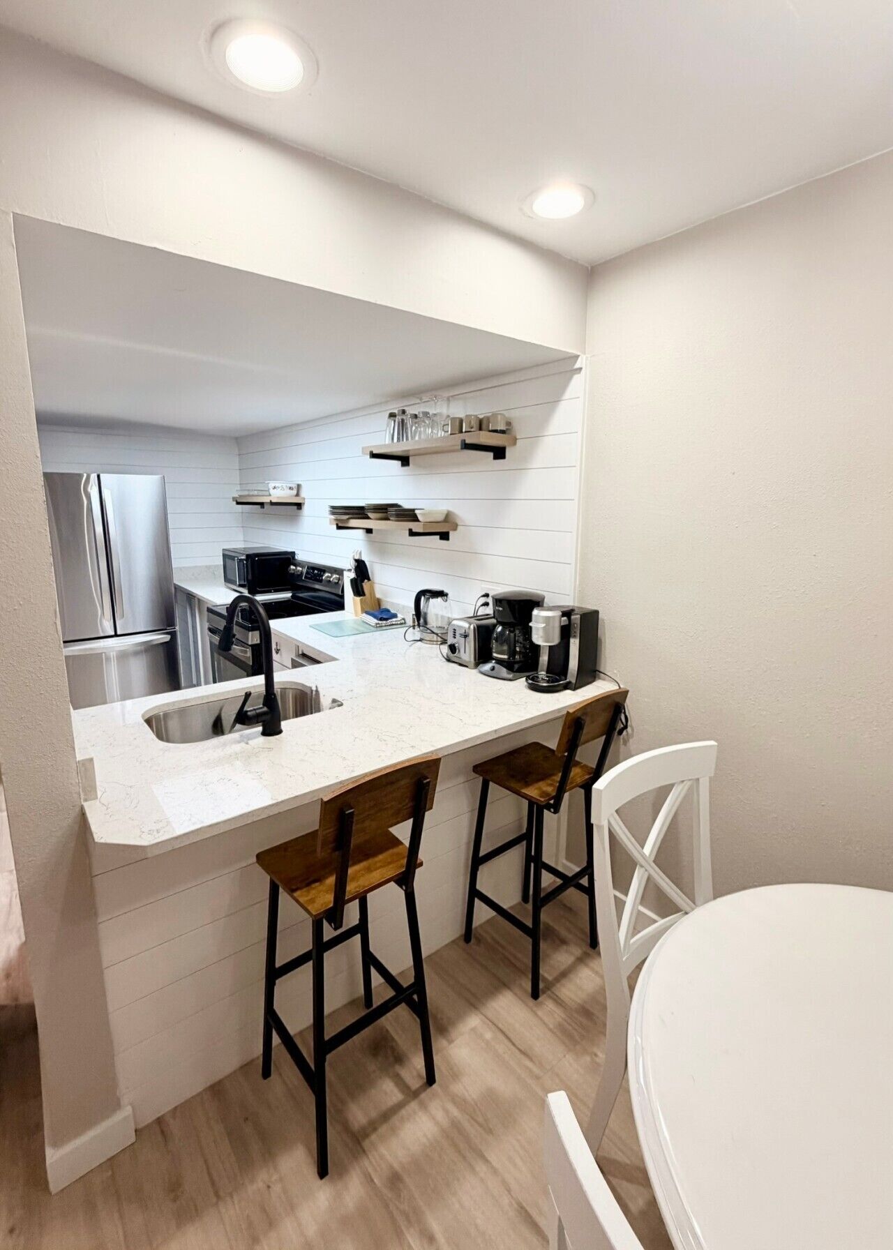 Coffee/tea maker, fridge, microwave, oven