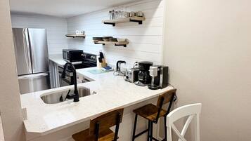 Coffee/tea maker, fridge, microwave, oven