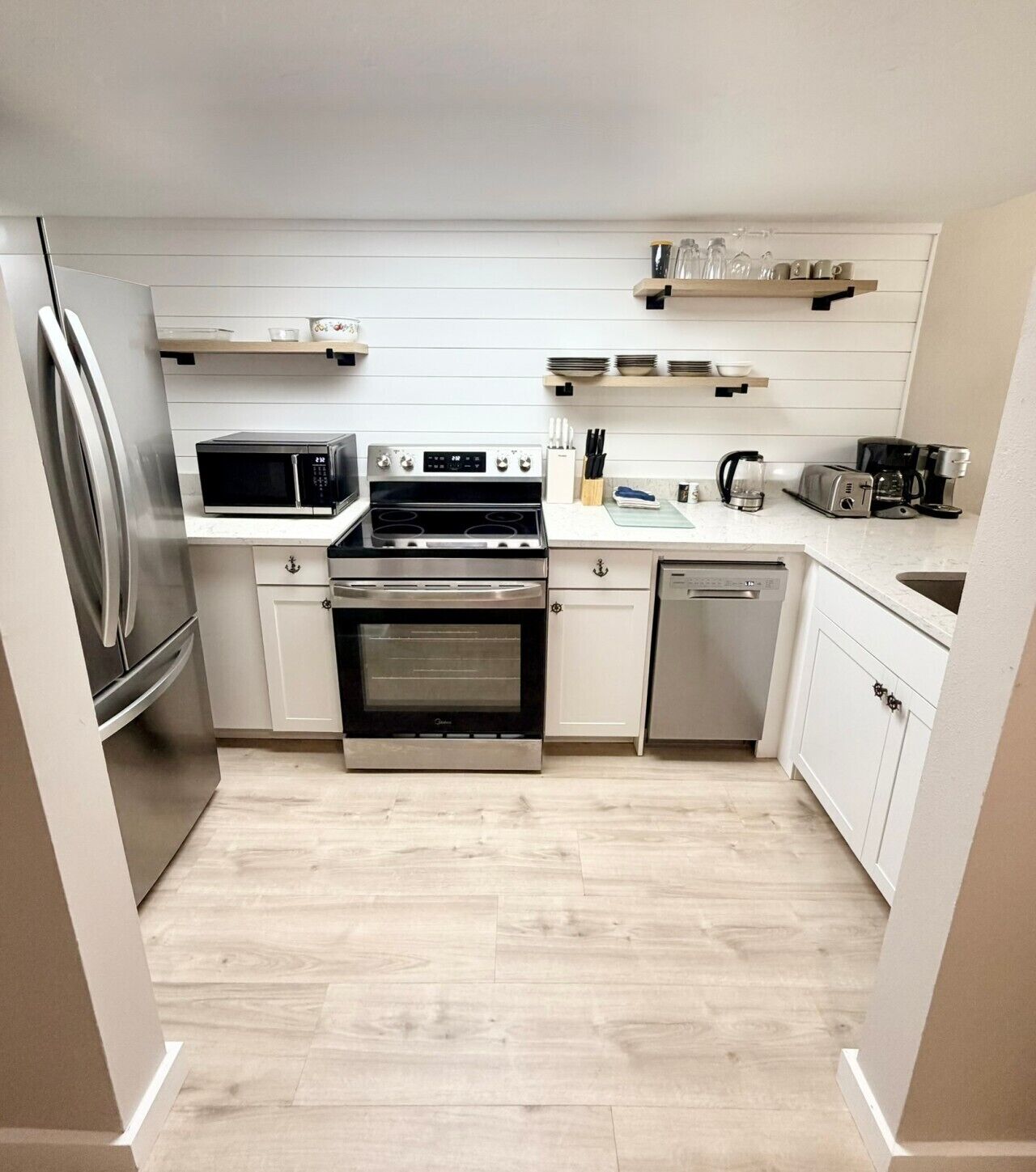 Coffee/tea maker, fridge, microwave, oven
