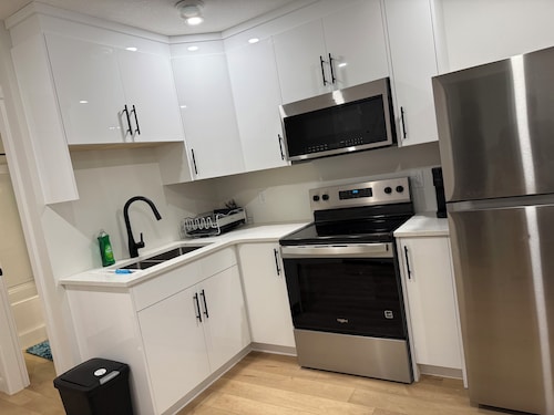 Modern Cozy Suite | Smart TV | Washer & Dryer