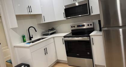Modern Cozy Suite | Smart TV | Washer & Dryer