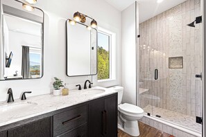 Shower, hair dryer, towels, soap - NEW Smoky Mtn Escape Luxe Cabin Pool Epic View (Sevierville)