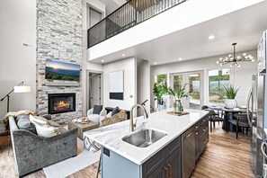 Interior - NEW Smoky Mtn Escape Luxe Cabin Pool Epic View (Sevierville)