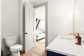 Shower, hair dryer, towels, soap - NEW Smoky Mtn Escape Luxe Cabin Pool Epic View (Sevierville)