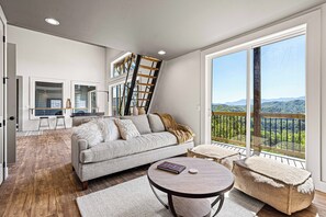 Smart TV, fireplace, video games, ping pong - NEW Smoky Mtn Escape Luxe Cabin Pool Epic View (Sevierville)