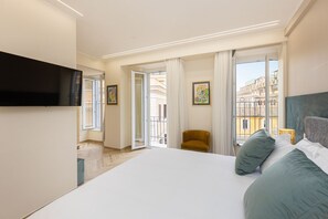 In-room safe, iron/ironing board - Refined & Elegant Apartment a few steps from Trevi Fountain (Rome)