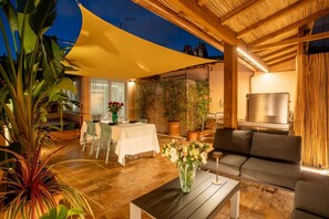Outdoor dining - Refined & Elegant Apartment a few steps from Trevi Fountain (Rome)