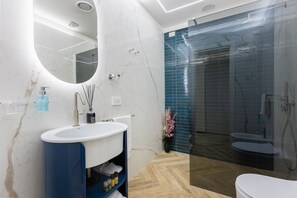 Een douche, een bidet, toiletpapier