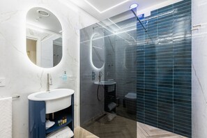 Shower, bidet, toilet paper - Refined & Elegant Apartment a few steps from Trevi Fountain (Rome)