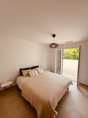 2 bedrooms, desk, iron/ironing board, free WiFi - Private Jacuzzi - Luxury villa for 4 persons (Châteauneuf-les-Martigues)