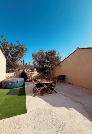 Outdoor dining - Private Jacuzzi - Luxury villa for 4 persons (Châteauneuf-les-Martigues)