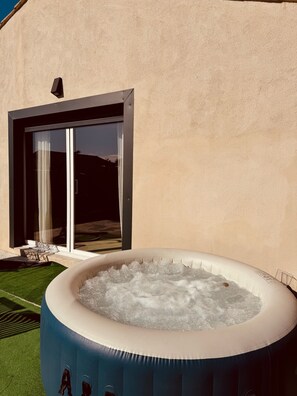 Exterior detail - Private Jacuzzi - Luxury villa for 4 persons (Châteauneuf-les-Martigues)