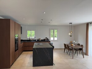 Fridge, microwave, oven, stovetop - Private Jacuzzi - Luxury villa for 4 persons (Châteauneuf-les-Martigues)