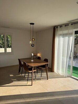 Dining - Private Jacuzzi - Luxury villa for 4 persons (Châteauneuf-les-Martigues)