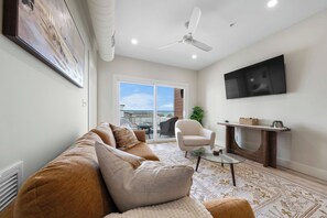 Smart TV - Community Pool | 0.2mi to Beach Access | Pier (Carolina Beach)