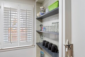 Interior - Tranquil patio, Short walk to beach & CB Boardwalk (Carolina Beach)