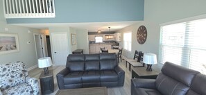 Smart TV - 2nd Row, Ocean views. 3br. (sleeps 8) -large deck, Surf City NC, Steps to beach  (Surf City)