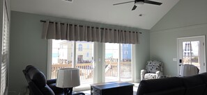 Smart TV - 2nd Row, Ocean views. 3br. (sleeps 8) -large deck, Surf City NC, Steps to beach  (Surf City)