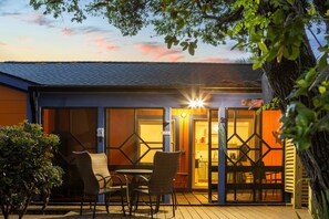 Outdoor dining - Tranquil porch, Short walk to beach & CB Boardwalk (Carolina Beach)