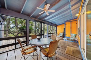 Outdoor dining - Tranquil porch, Short walk to beach & CB Boardwalk (Carolina Beach)