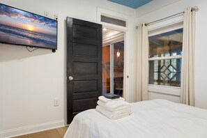 1 bedroom, travel cot, free WiFi, bed sheets - Tranquil porch, Short walk to beach & CB Boardwalk (Carolina Beach)