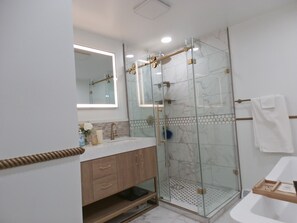 Dusche, Haartrockner, Handtücher, Seife
