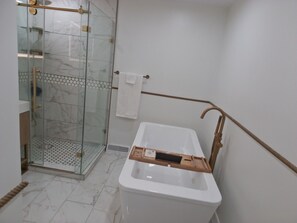 Dusche, Haartrockner, Handtücher, Seife