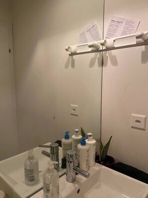 Chambre, 1 chambre, accessible aux personnes à mobilité réduite, balcon | Salle de bain