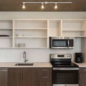 Frigorífico, microondas, horno y placa de cocina