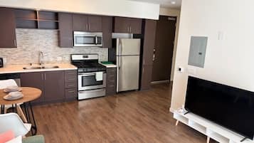 Deluxe Apartment, 2 Queen Beds, City View | Private kitchen