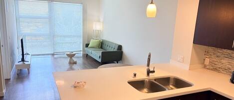 Departamento Deluxe, 1 cama Queen size, vista a la ciudad | Área de sala de estar