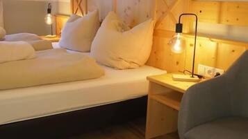 Une chambre confortable avec un lit, des tables de chevet, une table ronde et une chaise.