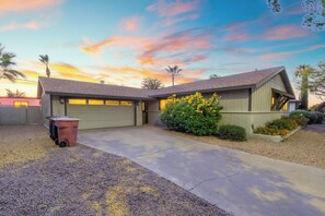 Exterior - Paradise Palms - Scottsdale 4BR w/ Heated Pool, Fire Pit, PingPong (Scottsdale)