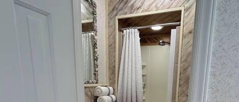 Dusche, Haartrockner, HandtĂŒcher, Seife