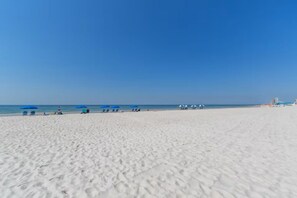 På stranden