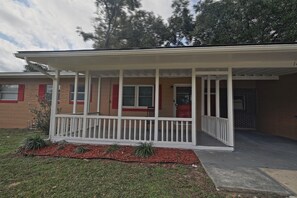 Exterior - 3 Bdrm 2 Bath Pool home close to everything (Jacksonville)