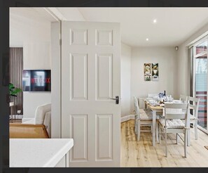 Dining - Modern 3BR | Parking | Work trips | Relocators | Events | Flexible stays (Manchester)