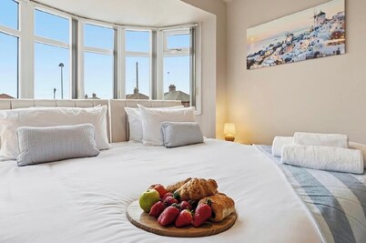 Modern 3BR | Parking | Work trips | Relocators | Events | Flexible stays