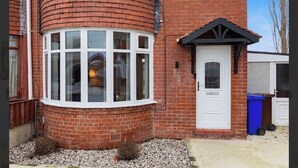 Exterior detail - Modern 3BR | Parking | Work trips | Relocators | Events | Flexible stays (Manchester)