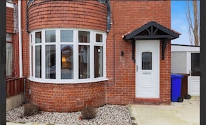 Exterior detail - Modern 3BR | Parking | Work trips | Relocators | Events | Flexible stays (Manchester)