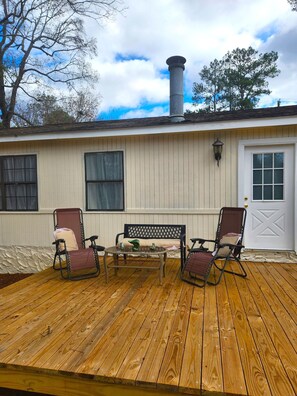 Outdoor dining - Hidden Glen 3/2 House West Dothan near Park (Dothan)