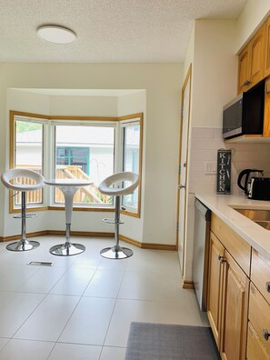 Fridge, microwave, oven, stovetop - New | Cozy Retreat | Walk UofC | 13m DT | 16m Airport | Patio Parking Games BBQ (Calgary)