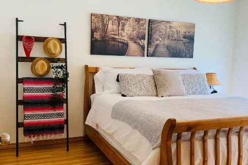 New | Cozy Retreat | Walk UofC | 13m DT | 16m Airport | Patio Parking Games